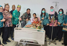Wakil Bupati Barito Utara Felix Sonadie Y Tingan A Md didampingi Ketua GOW, Mira Apriyantinada saat meninjau secara langsung perawatan Bayi di RSUD Muara Teweh belum lama ini.