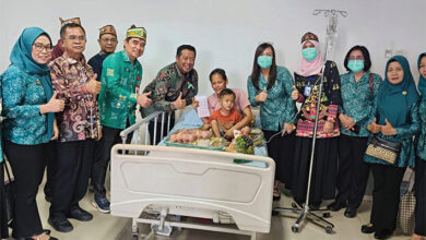 Wakil Bupati Barito Utara Felix Sonadie Y Tingan A Md didampingi Ketua GOW, Mira Apriyantinada saat meninjau secara langsung perawatan Bayi di RSUD Muara Teweh belum lama ini.