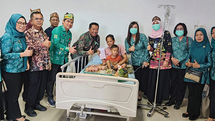 Wakil Bupati Barito Utara Felix Sonadie Y Tingan A Md didampingi Ketua GOW, Mira Apriyantinada saat meninjau secara langsung perawatan Bayi di RSUD Muara Teweh belum lama ini.