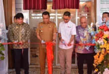 Wakil Wali Kota Palangka Raya, Achmad Zaini ( kedua dari kiri) bersama Dirut Bank Kalteng, Maslipansyah meresmikan KCP Bank Kalteng di Kelurahan Kalampangan