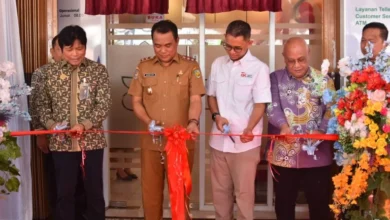 Wakil Wali Kota Palangka Raya, Achmad Zaini ( kedua dari kiri) bersama Dirut Bank Kalteng, Maslipansyah meresmikan KCP Bank Kalteng di Kelurahan Kalampangan
