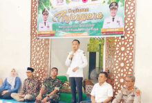 Wali Kota Fairid Naparin menyapa anakanak saat anjangsana ke LKSA Budi Mulya dan LKSA El Ministry,