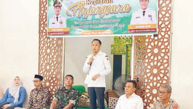 Wali Kota Fairid Naparin menyapa anakanak saat anjangsana ke LKSA Budi Mulya dan LKSA El Ministry,