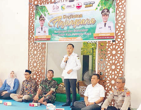Wali Kota Fairid Naparin menyapa anakanak saat anjangsana ke LKSA Budi Mulya dan LKSA El Ministry,