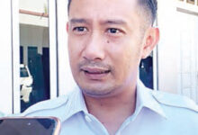 Wali Kota Palangka Raya, Fairid Naparin saat diwawancara wartawan.