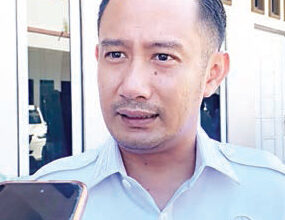 Wali Kota Palangka Raya, Fairid Naparin saat diwawancara wartawan.