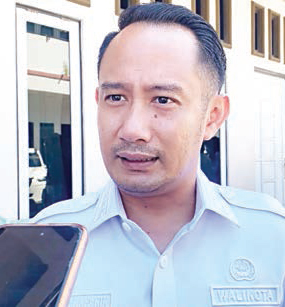 Wali Kota Palangka Raya, Fairid Naparin saat diwawancara wartawan.