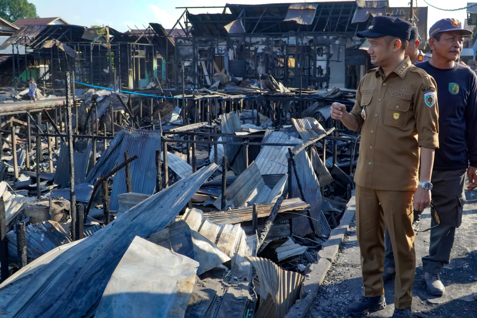 Wali Kota Palangka Raya, Fairid Naparin saat meninjau lokasi pasca kebakaran di Jalan Dr. MUrjani Gang Sari, Selasa (14/7).