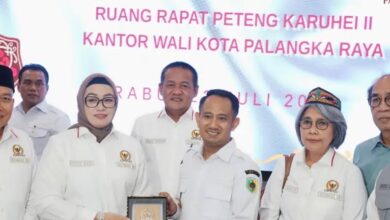 Wali Kota Palangka Raya Fairid Naparin (ketiga dari kanan) menyerahkan plakat kepada Ketua Tim Kunker Komisi IX DPR RI