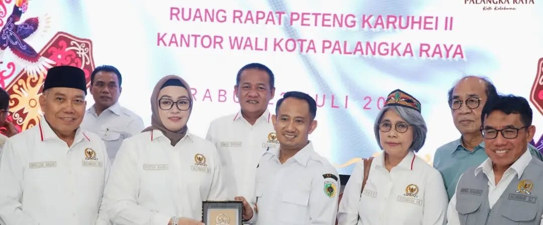 Wali Kota Palangka Raya Fairid Naparin (ketiga dari kanan) menyerahkan plakat kepada Ketua Tim Kunker Komisi IX DPR RI