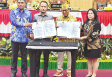 Wali Kota Palangka Raya Fairid Naparin menghadiri Rapat Paripurna Ke-9 Masa Persidangan III Tahun Sidang 2025/2026 di Ruang Rapat Paripurna DPRD Kota Palangka Raya