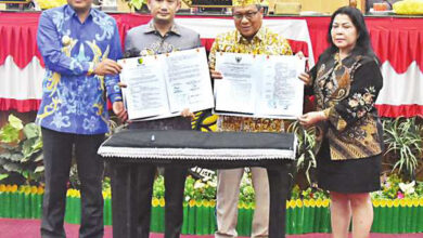 Wali Kota Palangka Raya Fairid Naparin menghadiri Rapat Paripurna Ke-9 Masa Persidangan III Tahun Sidang 2025/2026 di Ruang Rapat Paripurna DPRD Kota Palangka Raya