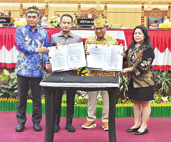 Wali Kota Palangka Raya Fairid Naparin menghadiri Rapat Paripurna Ke-9 Masa Persidangan III Tahun Sidang 2025/2026 di Ruang Rapat Paripurna DPRD Kota Palangka Raya