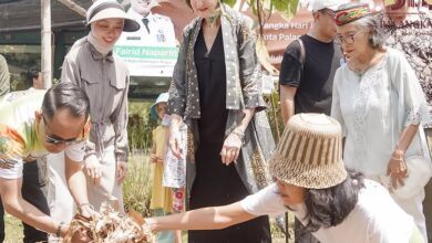 Wali Kota Palangka Raya Fairid Naparin bersama Ketua TP PKK Avina Fairid Naparin, Wakil Wali Kota Achmad Zaini, dan Ketua GOW Merty Ilona Achmad Zaini menghadiri penanaman 6.900 pohon dan pembukaan Bukit Batu Festival di Muhammad Subuh Center (MSC)
