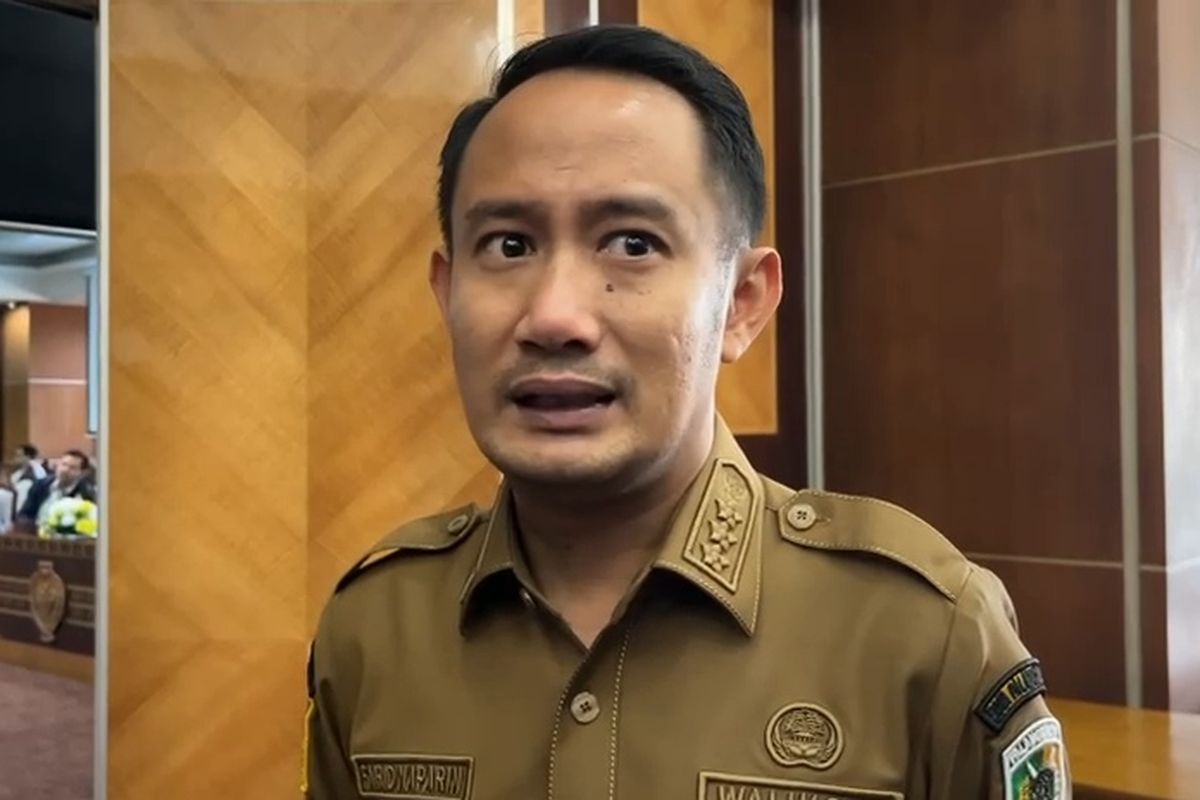 Wali Kota Palangka Raya, Fairid Naparin saat diwawancara wartawan