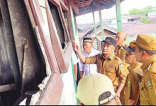 Wali Kota Palangka Raya meninjau ruangan kelas MTs Darul Ulum yang terbakar hangus