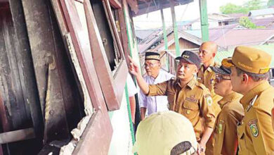 Wali Kota Palangka Raya meninjau ruangan kelas MTs Darul Ulum yang terbakar hangus