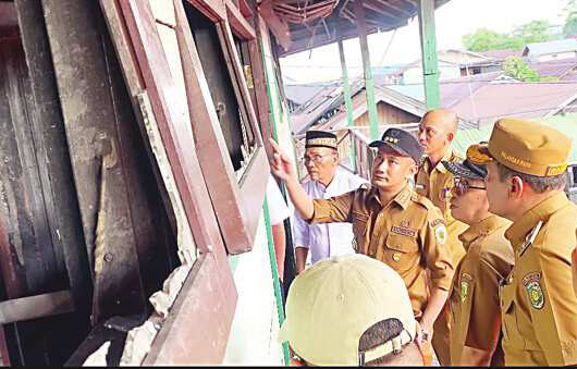 Wali Kota Palangka Raya meninjau ruangan kelas MTs Darul Ulum yang terbakar hangus