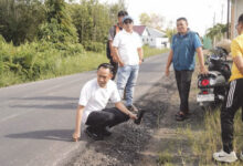 Wali Kota Palangka Raya, Fairid Naparin, didampingi jajaran terkait meninjau kondisi sejumlah ruas jalan di Kota Palangka Raya di antaranya kawasan Jalan G. Obos dan Yos Sudarso Sabtu (4/7)