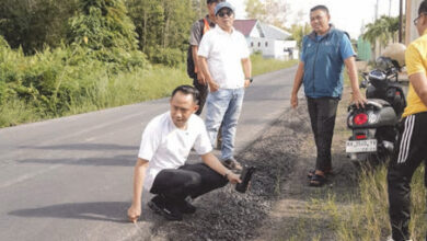 Wali Kota Palangka Raya, Fairid Naparin, didampingi jajaran terkait meninjau kondisi sejumlah ruas jalan di Kota Palangka Raya di antaranya kawasan Jalan G. Obos dan Yos Sudarso Sabtu (4/7)