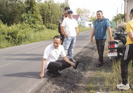 Wali Kota Palangka Raya, Fairid Naparin, didampingi jajaran terkait meninjau kondisi sejumlah ruas jalan di Kota Palangka Raya di antaranya kawasan Jalan G. Obos dan Yos Sudarso Sabtu (4/7)