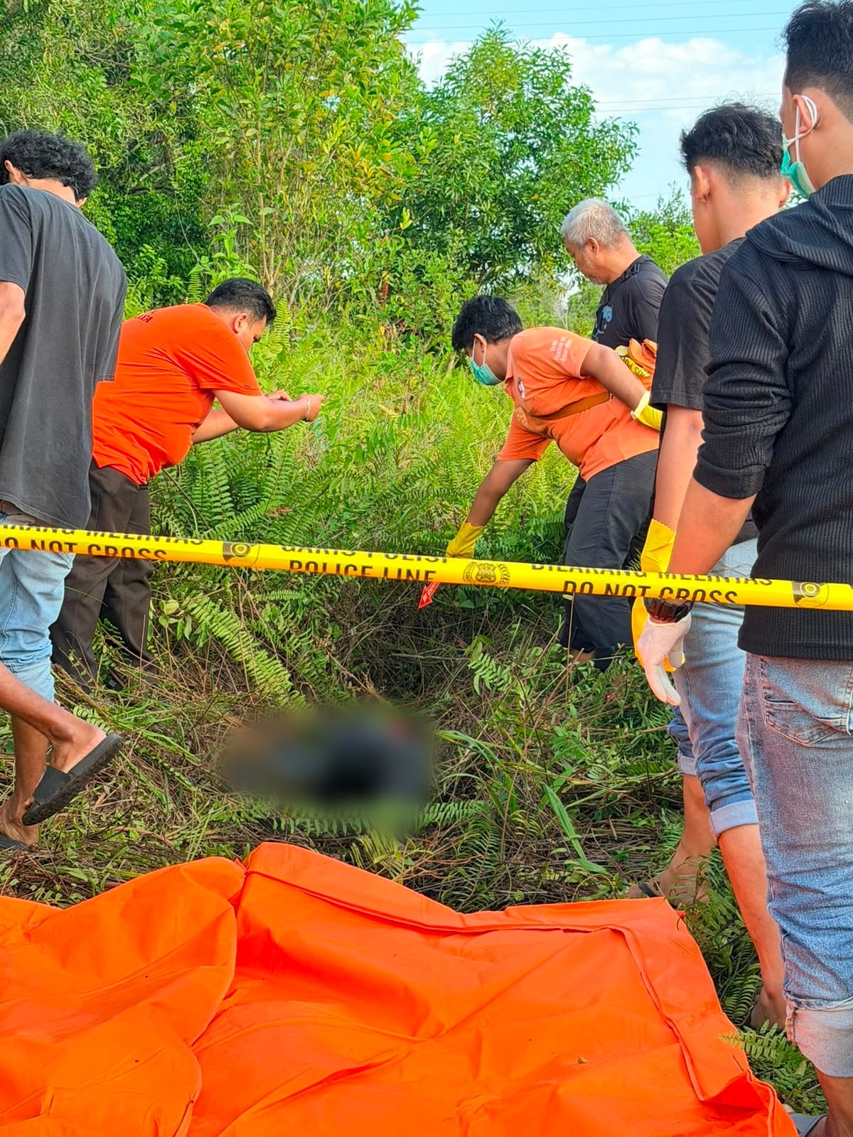 Korban Pembunuhan? Mayat Pria Membusuk di Belakang Warung Ditemukan dengan Sejumlah Luka Benda Tumpul