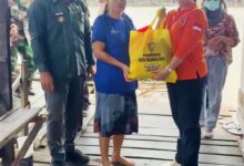 ‎Lurah Langkai, Muhamad Abidin saat mendapingi Dinas Sosial Palangka Raya menyerahkan bantuan kepada warga terdampak longsor Flamboyan Bawah