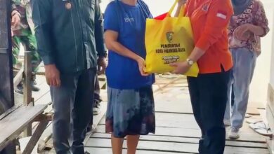 ‎Lurah Langkai, Muhamad Abidin saat mendapingi Dinas Sosial Palangka Raya menyerahkan bantuan kepada warga terdampak longsor Flamboyan Bawah