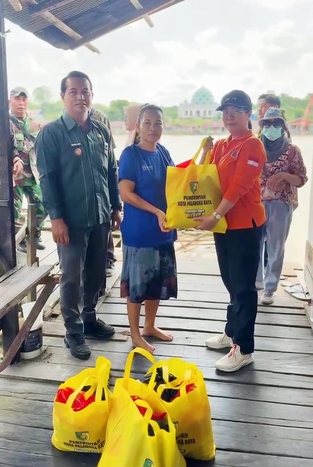 ‎Lurah Langkai, Muhamad Abidin saat mendapingi Dinas Sosial Palangka Raya menyerahkan bantuan kepada warga terdampak longsor Flamboyan Bawah