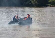 Petugas kepolisian melakukan penyisiran sungai di sekitar lokasi kejadian di Desa Tumbang Kelemei, Kecamatan Katingan Tengah, Kabupaten Katingan