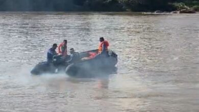 Petugas kepolisian melakukan penyisiran sungai di sekitar lokasi kejadian di Desa Tumbang Kelemei, Kecamatan Katingan Tengah, Kabupaten Katingan