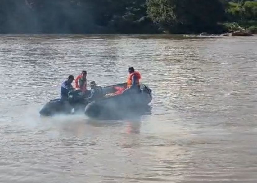 Petugas kepolisian melakukan penyisiran sungai di sekitar lokasi kejadian di Desa Tumbang Kelemei, Kecamatan Katingan Tengah, Kabupaten Katingan