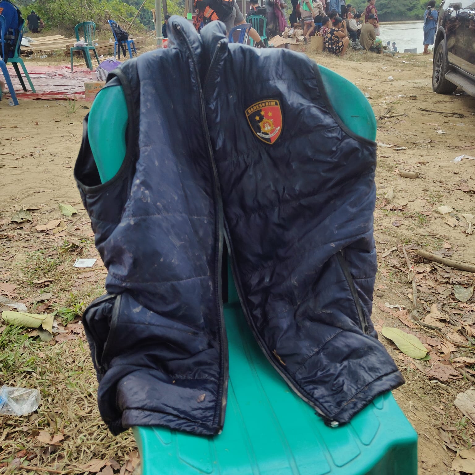 Rompi yang berhasil ditemukan tersangkut di ranting pohon di aliran Sungai Katingan