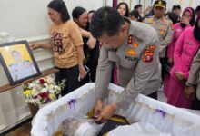 Kapolda Kalteng Irjen Pol Iwan Kurniawan saat melayat ke rumah duka mendiang Aipda Yudhi Perdana Putra