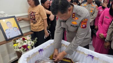 Kapolda Kalteng Irjen Pol Iwan Kurniawan saat melayat ke rumah duka mendiang Aipda Yudhi Perdana Putra