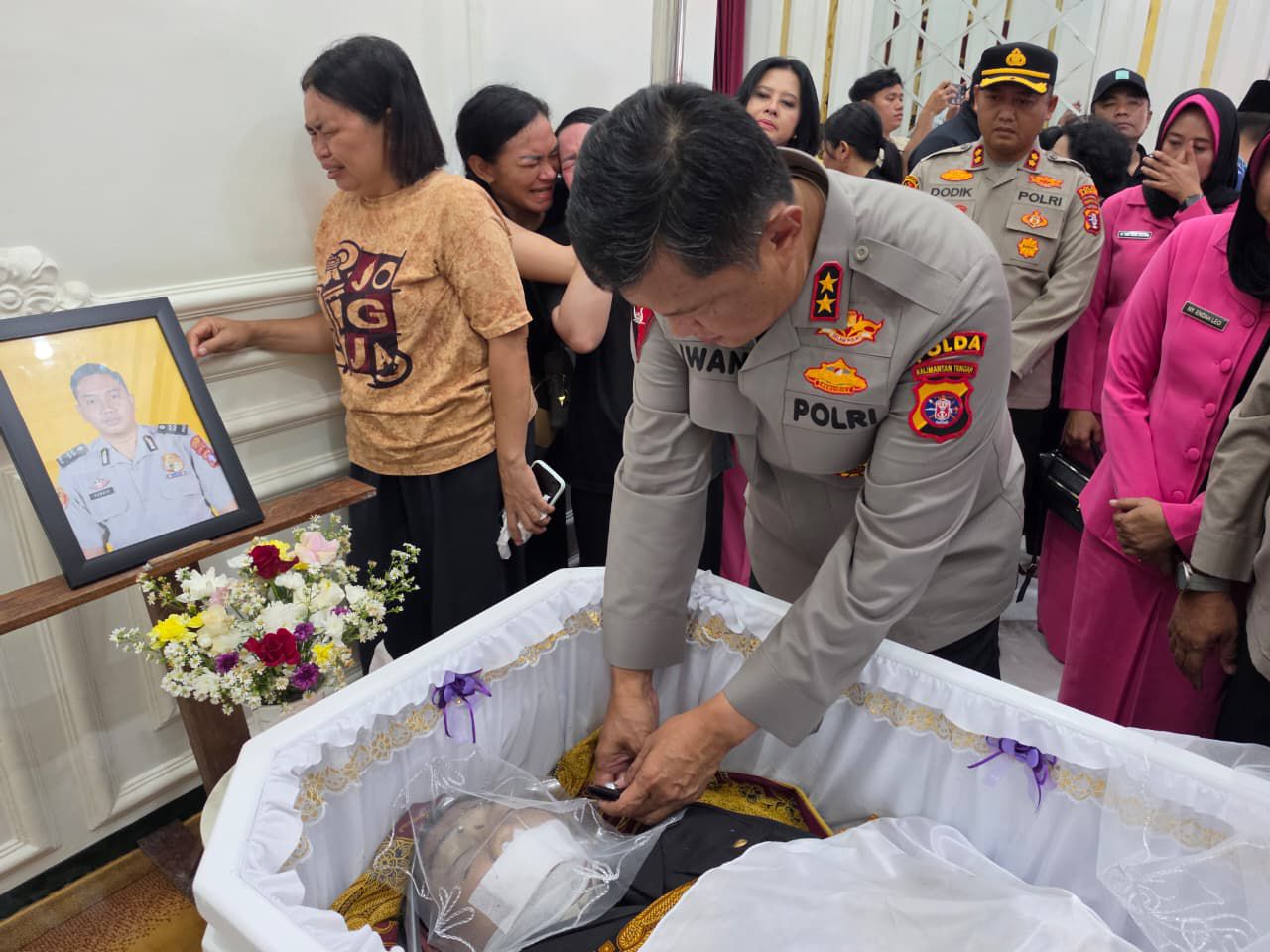 Kapolda Kalteng Irjen Pol Iwan Kurniawan saat melayat ke rumah duka mendiang Aipda Yudhi Perdana Putra