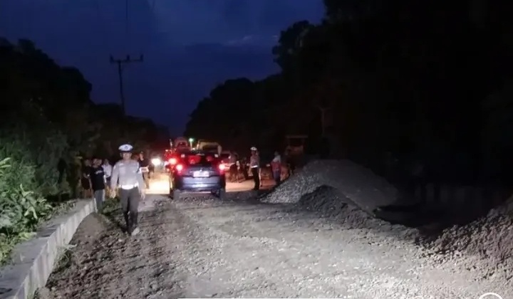 Arus lalu lintas di ruas Jalan Trans Kalimantan KM 11 jalur Kasongan–Kereng Pangi mulai kembali dilalui kendaraan kecil setelah BPJN Kalimantan Tengah