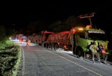 ‎Pengendara saat melewati Jalur Trans Kalimantan Kasongan–Kereng Pangi pasca ‎penanganan darurat oleh pihak BPJN.
