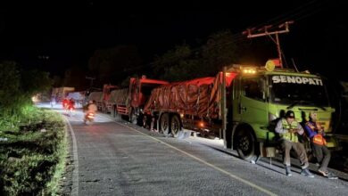 ‎Pengendara saat melewati Jalur Trans Kalimantan Kasongan–Kereng Pangi pasca ‎penanganan darurat oleh pihak BPJN.