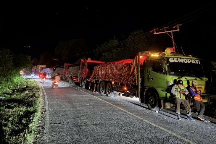 ‎Pengendara saat melewati Jalur Trans Kalimantan Kasongan–Kereng Pangi pasca ‎penanganan darurat oleh pihak BPJN.