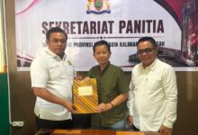 ‎H. Rahmat Nasution Hamka saat menyerahkan berkas pendaftaran bakal calon Ketua Umum Kadin Kalteng periode 2026-2031. Yuda/Kalteng.co