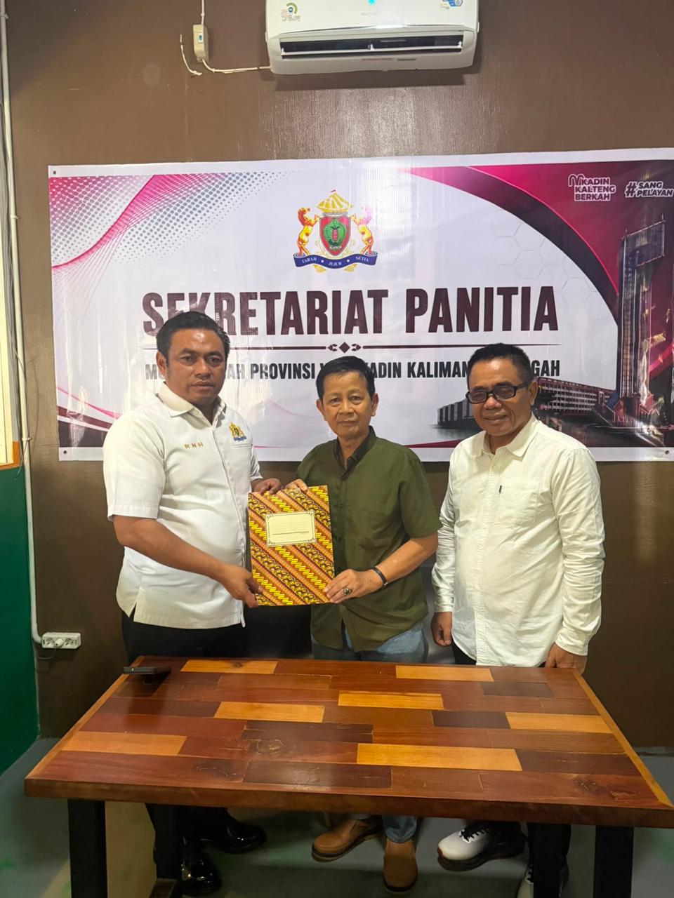 H. Rahmat Nasution Hamka saat menyerahkan berkas pendaftaran bakal calon Ketua Umum Kadin Kalteng periode 2026-2031. Yuda/Kalteng.co