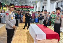 Kapolda Kalteng Irjen Pol Iwan Kurniawan hadir langsung memimpin penghormatan terakhir sebagai bentuk penghargaan atas pengabdian almarhum kepada bangsa dan negara
