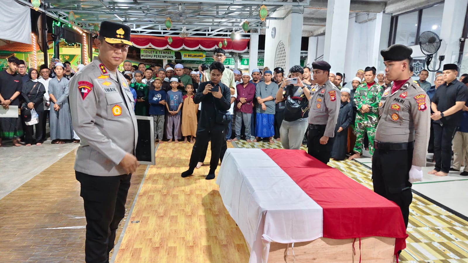 Pengabdian Terakhir Ipda Anumerta Sumariyanto, Kapolda Kalteng Antar ke Peristirahatan Terakhir.