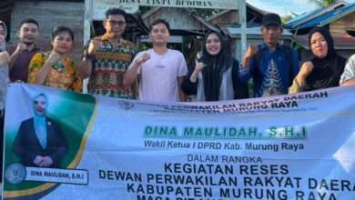 Wakil Ketua I DPRD Dina Maulidah foto bersama saat reses di Daerah Pemilihan II