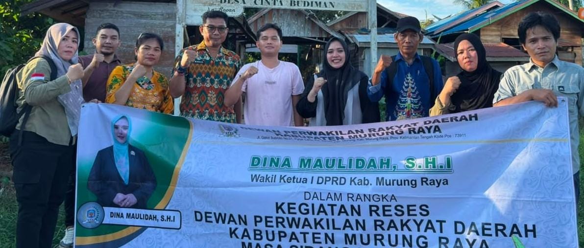 Wakil Ketua I DPRD Dina Maulidah foto bersama saat reses di Daerah Pemilihan II