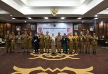 Foto bersama setelah prosesi pelantikan.