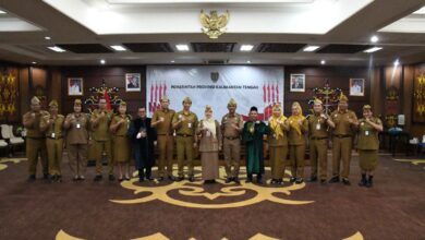 Foto bersama setelah prosesi pelantikan.