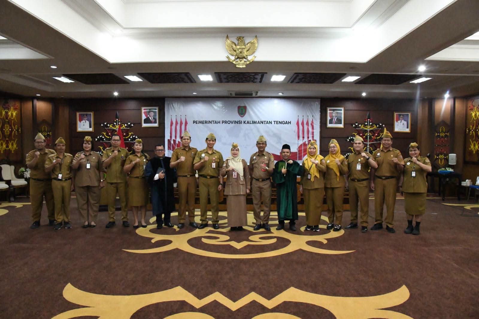 Foto bersama setelah prosesi pelantikan.