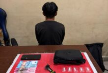 Tersangka FA (39) dan barang bukti yang berhasil diamankan petugas kepolisian
